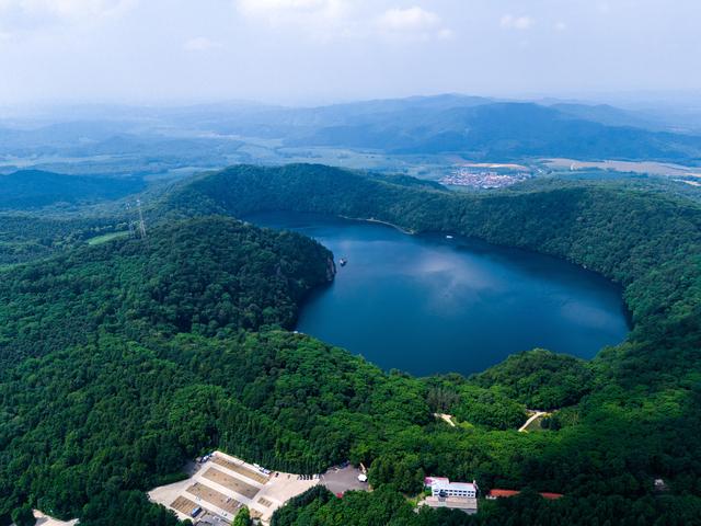 龙湾群火山口湖寻奇：在吊水壶与西夹荒邂逅地质与人文的诗篇