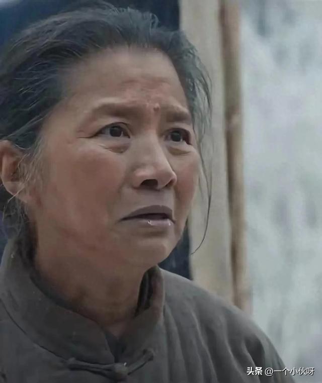 网友偶遇迟蓬老师，本人又漂亮又有气质，不种地之后真白净