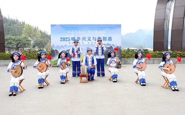 “长三角号”旅游专列抵达兴义 350名浙江游客开启暖冬之旅