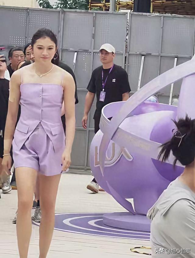 哇，吴艳妮这大体格子，好壮实，健康阳光，运动美是真好