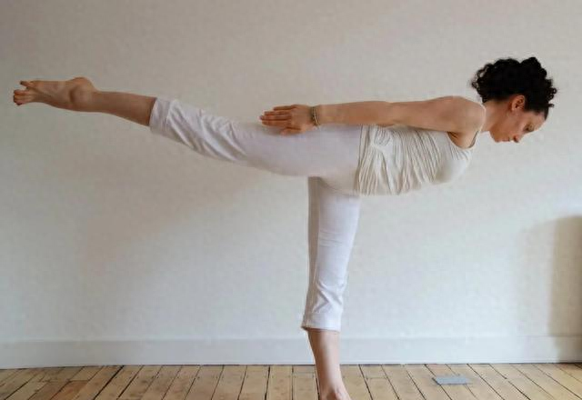 这5组瑜伽平衡体式，你能坚持下来，身材一定不会差！