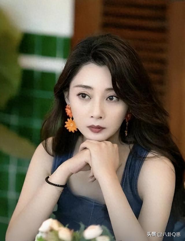 她是演员中的富婆，豪车多的开不过来，如今45岁却像年龄少女