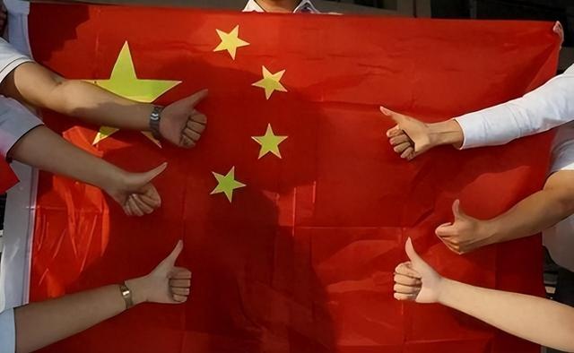 禁止挂中国国旗？我国运动员集体退赛，遭到主办方威胁，后来如何