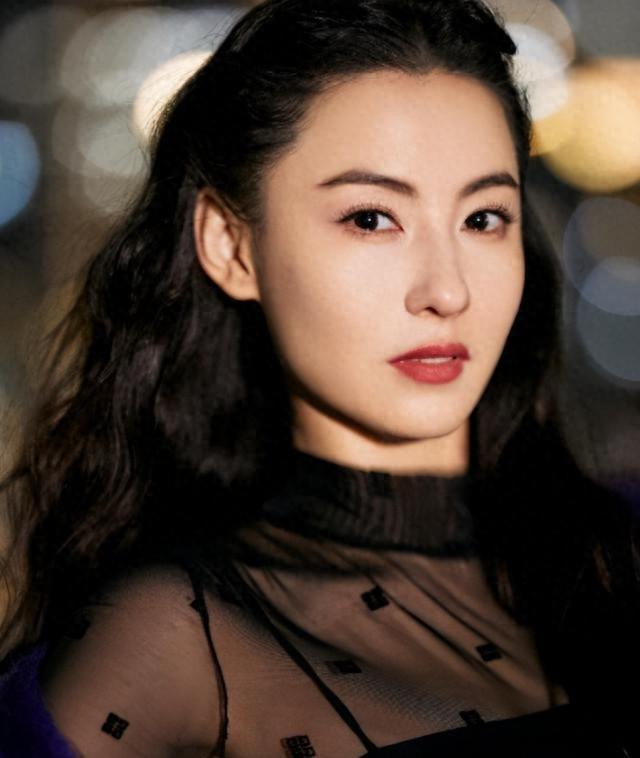 谢霆锋也没想到，张柏芝会因阅兵当天的一特殊举动，实现口碑暴增