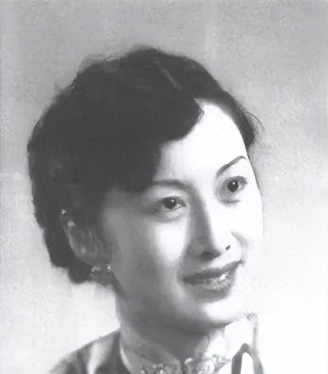 夫人拽住16岁丫鬟，一把推进丈夫房间：我老了，你把她收了吧！