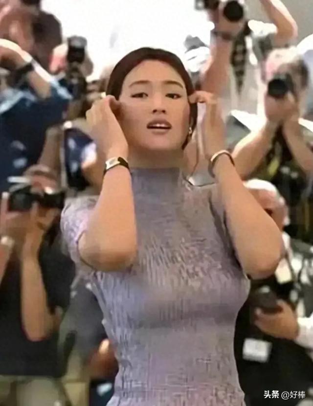天呐！巩俐这身材简直没谁了 这胸围简直叫到肚脐了 状态也是十足
