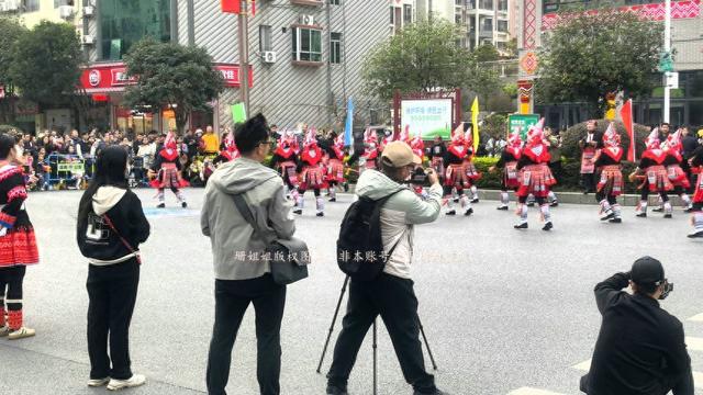 游客亲历连南盘王节巡游，普通观众拍照好难，叹：好看表演被毁？