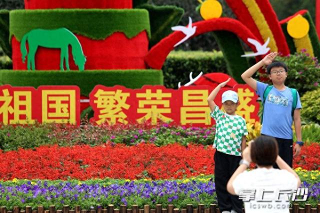 组图｜秋凉伴佳节 市民公园乐享节日时光