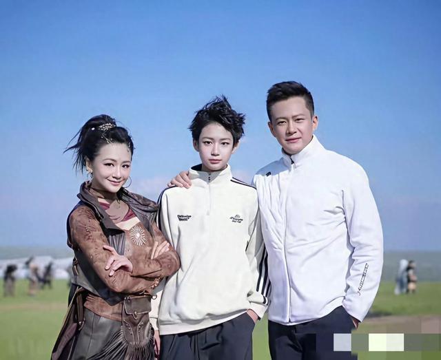 曹颖、王斑和儿子一家三口在草原上游玩时的一张合影