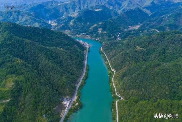 三门滩离镇远古城不远，㵲阳河畔常见当地人垂钓、游泳和露营