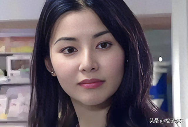 21岁拍三级，30岁被出轨，38岁嫁大佬，如今52岁没孩子也被宠成宝