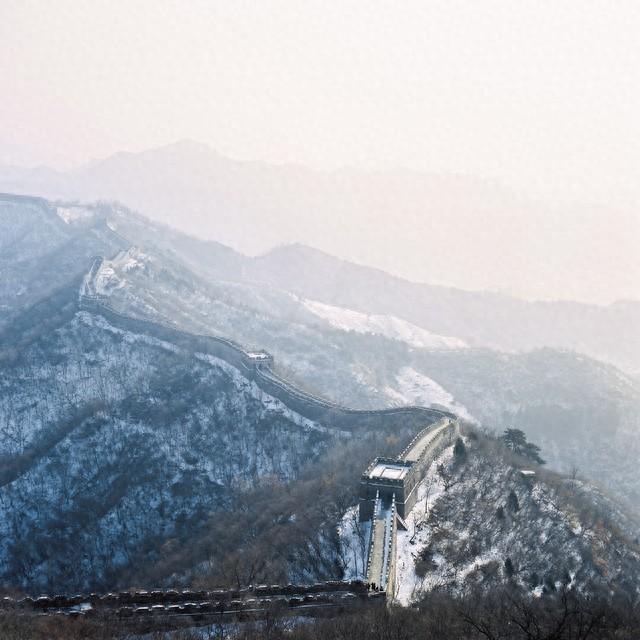 雪落八达岭：六百年长城換银装，冬雪与雄关撞了个满怀