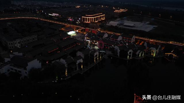 “音乐潮集·青春绽放”主题演艺活动（第三场）在台儿庄古城小南门惠迪吉街区持续进行中