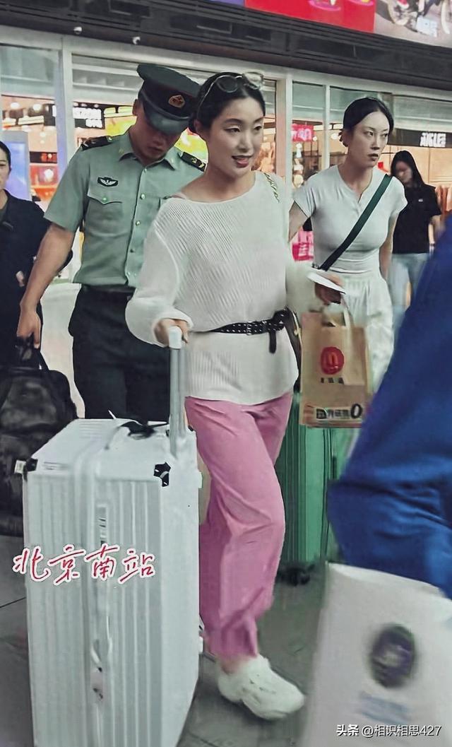 女民兵拉着五颜六色拉杆箱返程，阅兵靴子没来得及换，穿衣很时尚