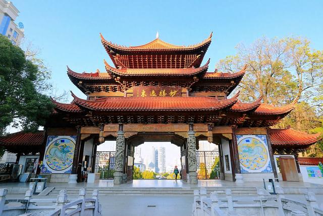 云南曲靖寥廓公园，环境优美，文化深厚，是俯瞰城市美景的好去处