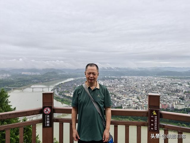 七律•登阆中白塔山有怀