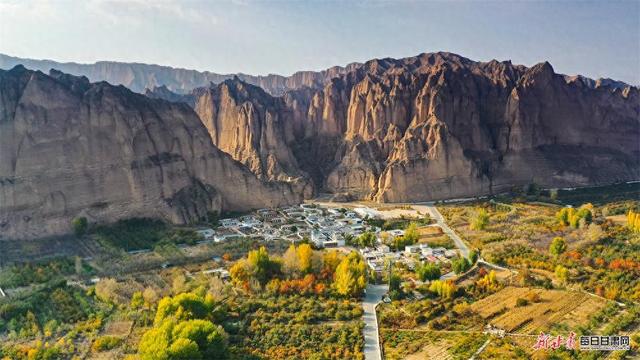 黄河绕村 石林映日 景泰龙湾村的金黄太治愈