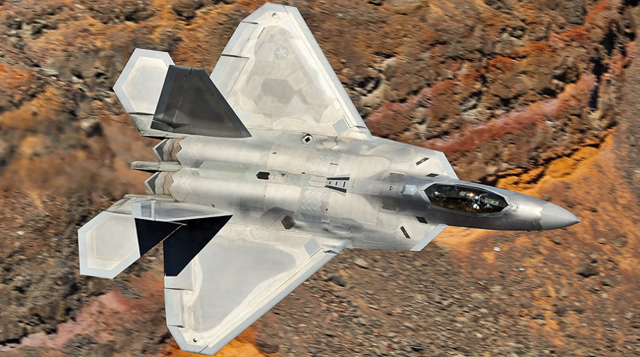 美军为F-22升级“续命”，美防长提前结束项目，现在终于付出代价