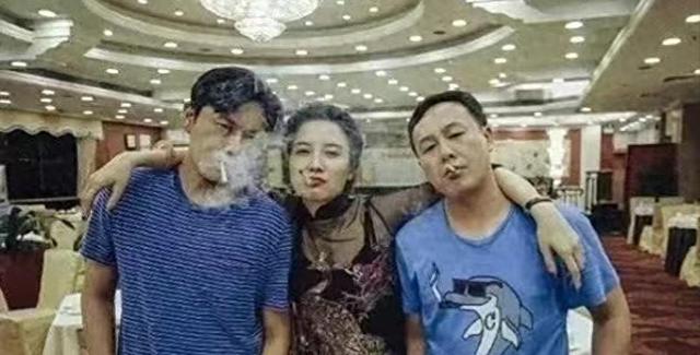 这照片，估计宋佳出十万，都想删除吧。