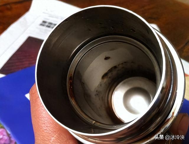 央视曾曝光的“夺命毒杯”，热水进“毒水”出，看看你家有没有