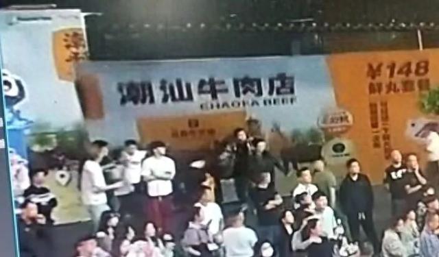 3米高广告牌突然倒塌	，佛山男子住院32天索赔16万被拒，涉事商家质疑：伤情不需要住院这么长时间