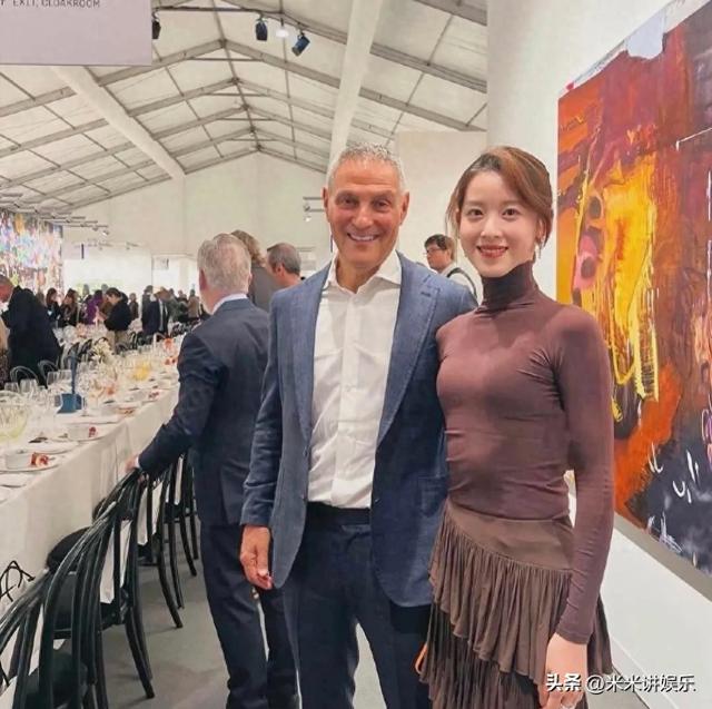 章泽天英国赴宴富商圈，一身打扮与身材引网友热议