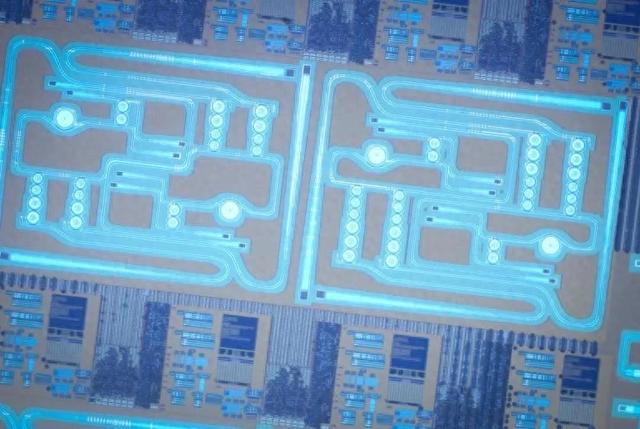 突破性量子芯片问世：电子与光子首次集成，开启量子应用新篇章