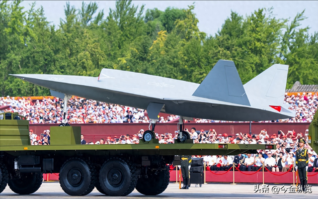 中国舰载无人机猛烈突破！神秘测试船亮相海试，为何美国如坐针毡