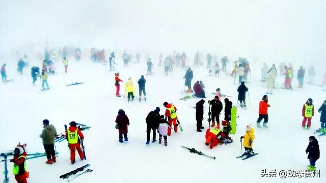 冰雪狂欢点燃冬日激情！玉舍雪山滑雪场今日开板～