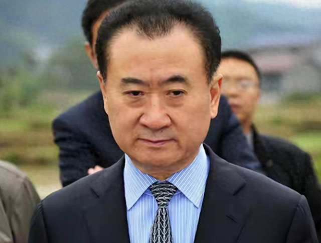 风流成性、挥霍无度，王思聪造的孽，让71岁的王健林付出“代价”