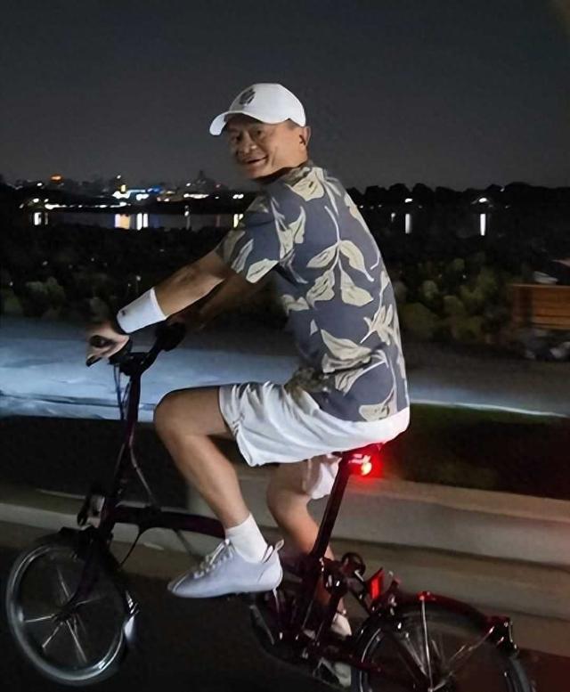 60岁马云西湖夜骑兜风，骑万元自行车，笑容满面热情打招呼