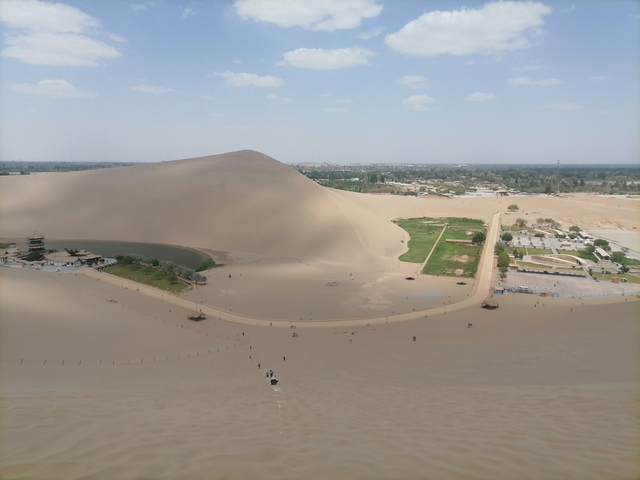 探秘甘肃敦煌鸣沙山月牙泉：沙漠中的奇幻胜景