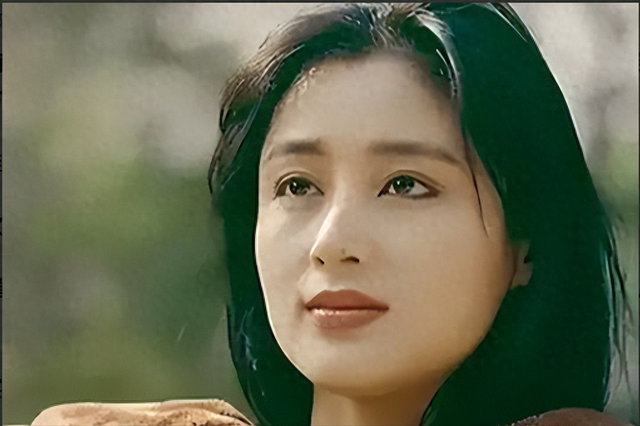 长得太美被导演占为己有	，4年后生下大明星儿子，17岁就成男一号