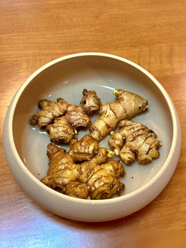 北京一姑娘“把生姜当绿植”养在客厅走红，网友：好美，好高级