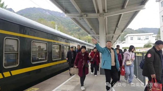 首趟！宝鸡至徽县旅游专列到站，千名游客沉浸式解锁“陇上江南”山水与美味