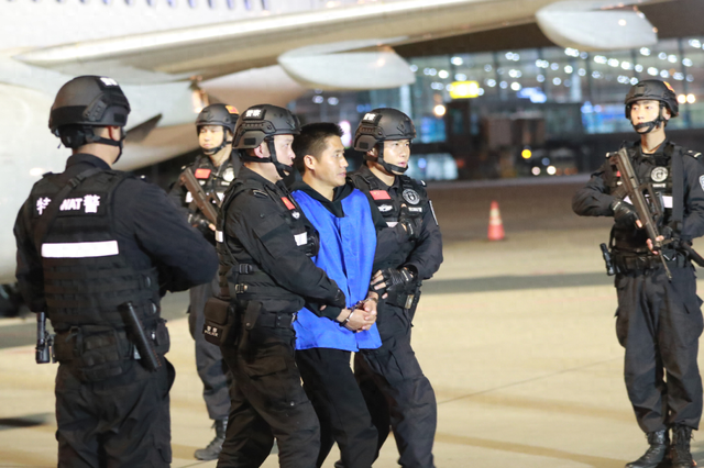 超三国无敌版下载地址（表面热衷慈善背后恶贯满盈）