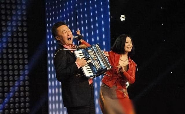 她连上4次春晚，和恩师同居怀孕，被骗流产，如今51岁依然单身！