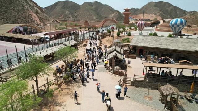 “清凉兰州”人潮奔涌，外地游客盛赞“兰州水墨丹霞 不虚此行”