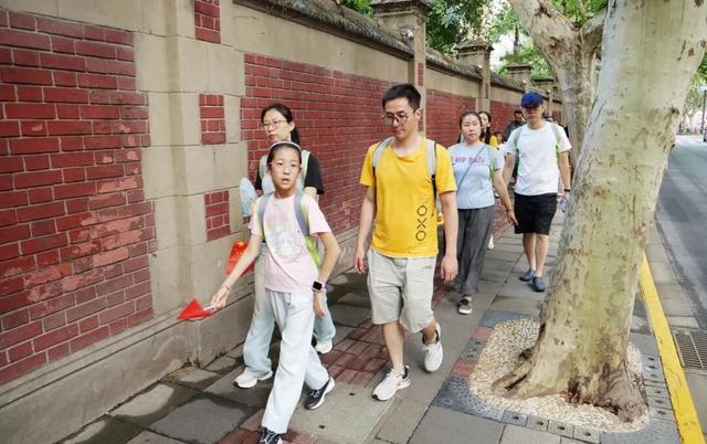 国庆假期第一天，这些人在梧桐掩映的愚园路上寻找什么？