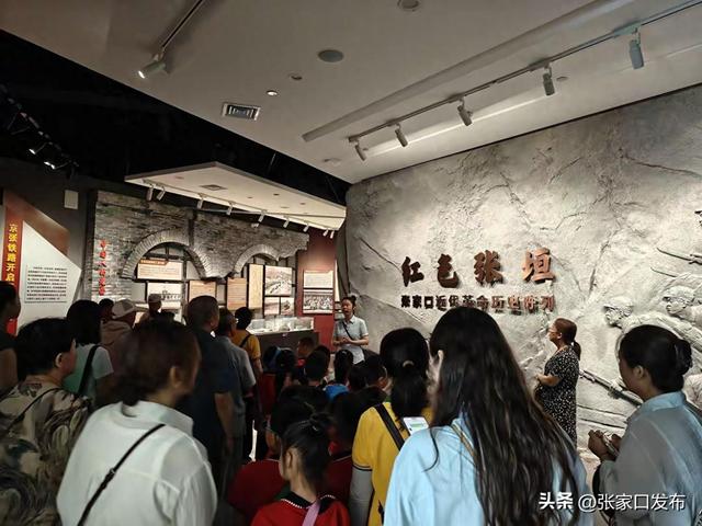 张家口：爷孙携手追寻红色历史