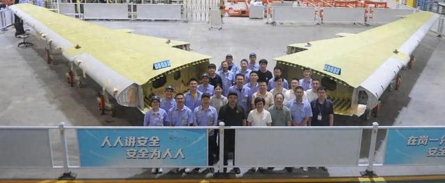 中航西飞C919-600飞机00032架外翼盒段大部件率先适航挂签