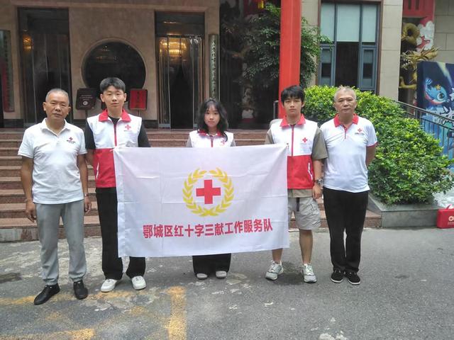 鄂州这些红十字志愿者在莲花山景区服务，赢得了游客们的广泛赞誉