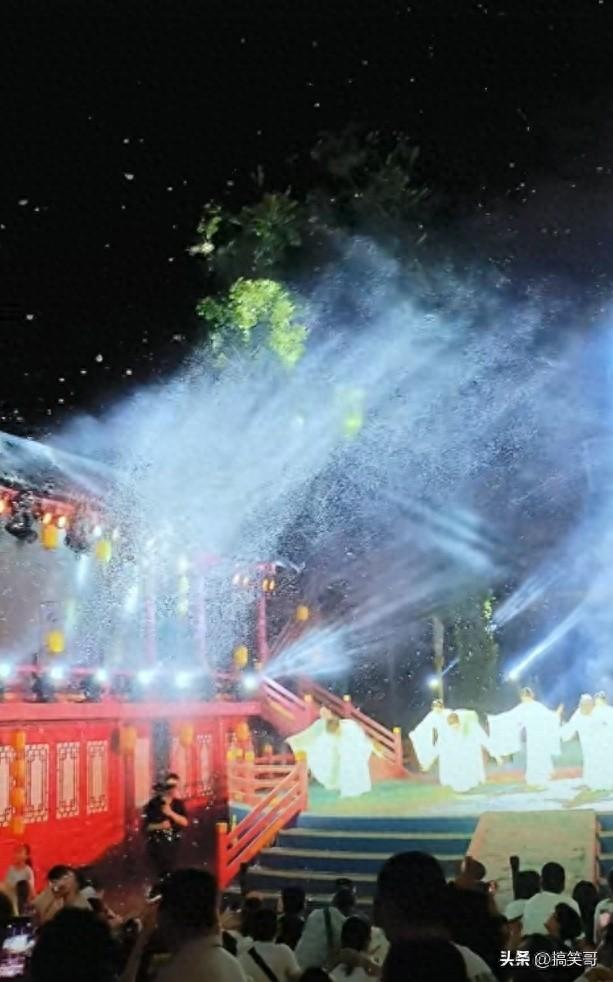 重庆丰都夜焰：千年鬼城的光影传奇。