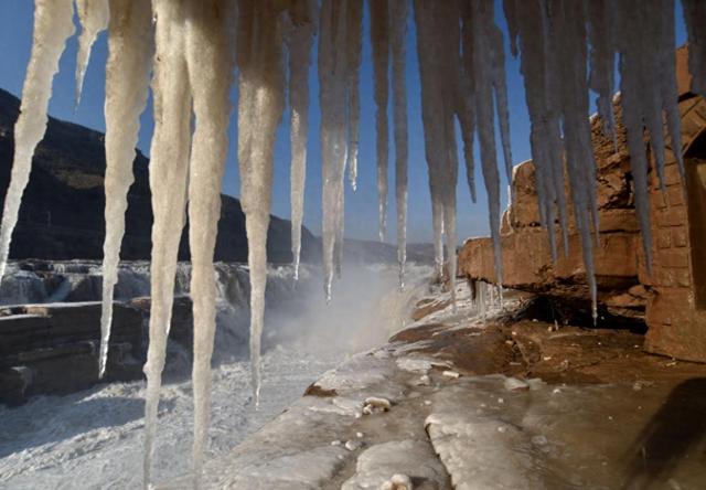 黄河壶口瀑布现冰挂流凌景观