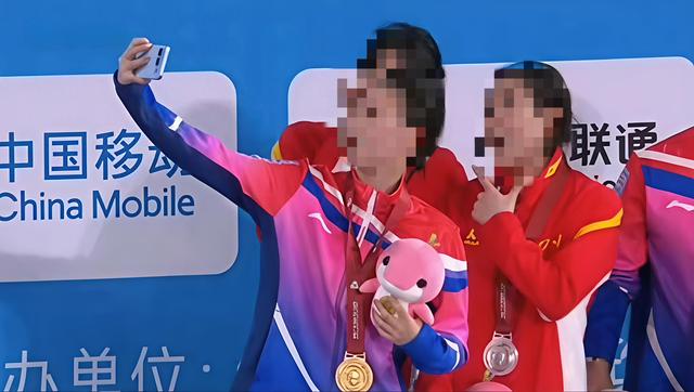 冠军首曝荣耀500真机，采用全新外观设计，2亿主摄+8000毫安电池