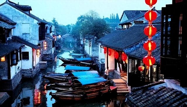 8年烧光50个亿！从人满为患到无人问津，全国古镇为啥批量倒闭？