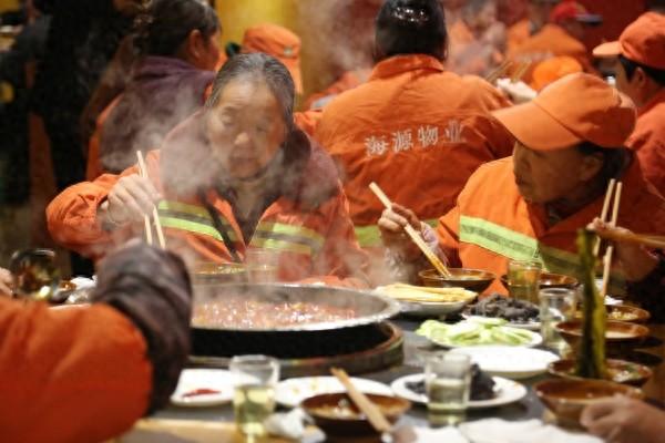 涪陵：近百名“城市美容师”享免费火锅