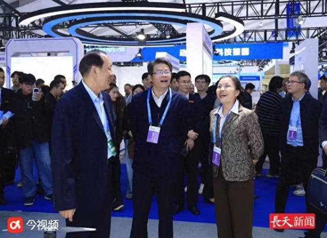 陈震、龙国英参加2025南昌飞行大会暨航空产业博览会开幕式