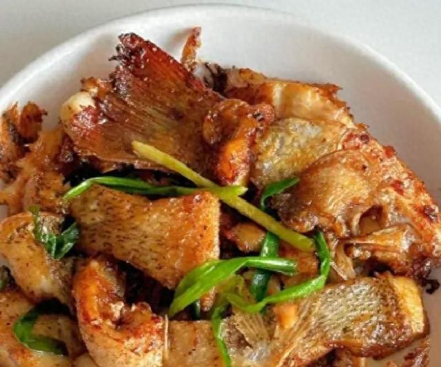 葱烧鲈鱼：鲜嫩入味香迷糊	，十分钟搞定宴客级的家常硬菜！