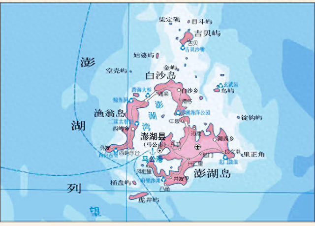 澎湖列岛澎湖县马公市，那里有跨海大桥连接三岛，澎湖湾海水湛蓝